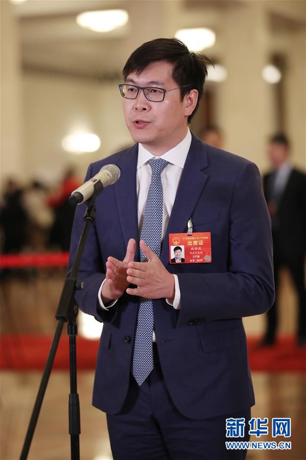 （兩會(huì)&middot;面對(duì)面）（5）全國(guó)人大代表接受采訪