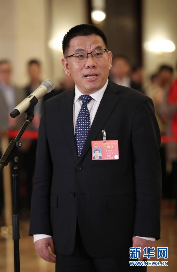 （兩會(huì)&middot;面對(duì)面）（10）全國(guó)人大代表接受采訪