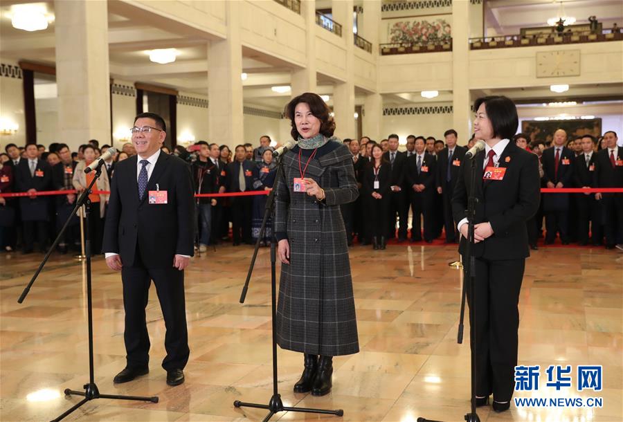 （兩會(huì)&middot;面對(duì)面）（12）全國人大代表接受采訪