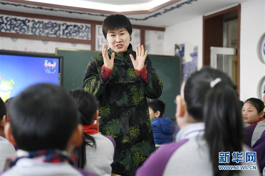 (兩會(huì)·圖片故事)(5)全國(guó)人大代表馬恒燕:讓城鄉(xiāng)學(xué)生共享“互聯(lián)網(wǎng)+教育”優(yōu)質(zhì)資源