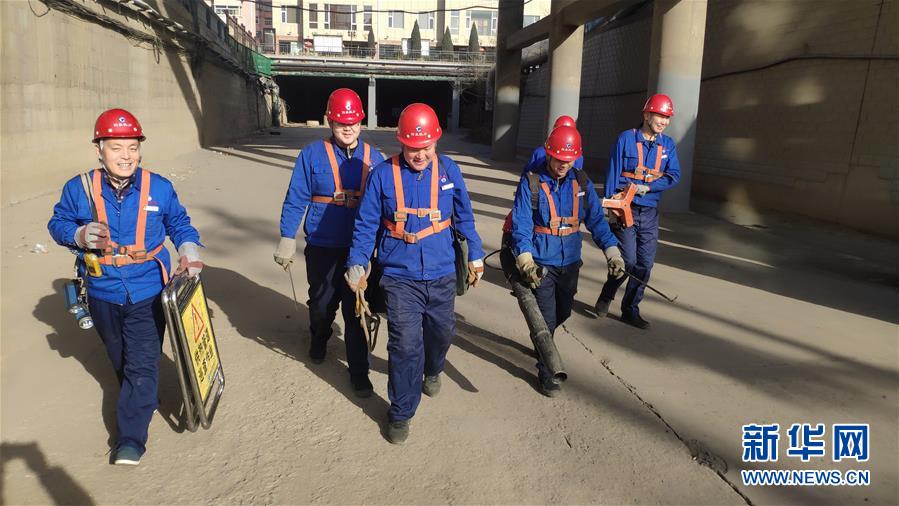 （嚴(yán)寒下的勞動者&middot;圖文互動）（2）巡線工人&ldquo;冰與火&rdquo;的考驗(yàn)