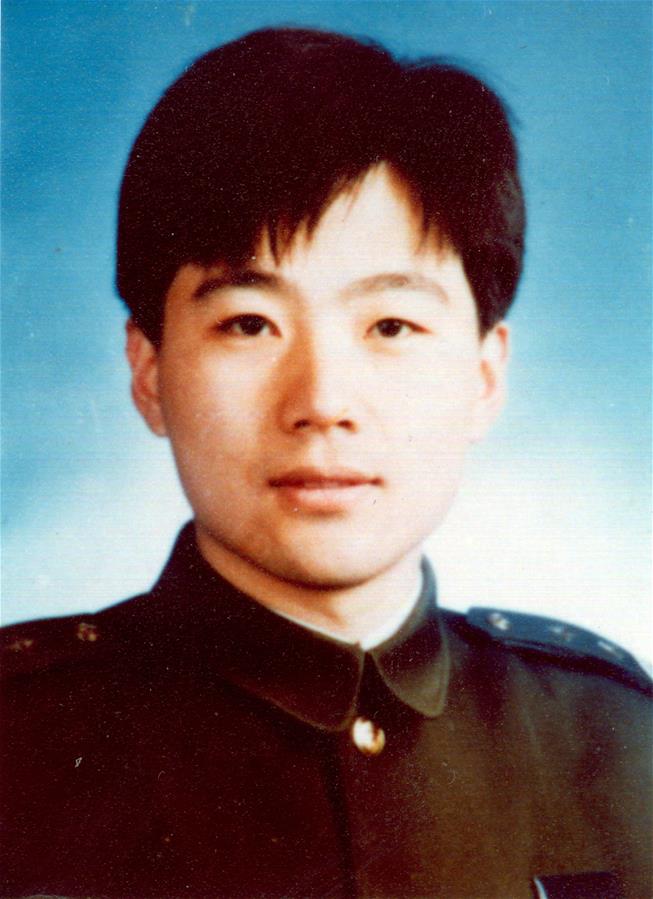 (為了民族復(fù)興·英雄烈士譜·圖文互動(dòng))民警袁時(shí)光:手捂?zhèn)谧汾s歹徒壯烈殉職