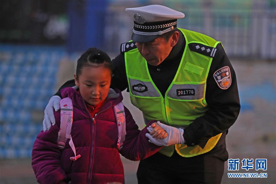 （新春走基層&middot;圖文互動）（1）老楊貓腰護學(xué)：20米走了33年