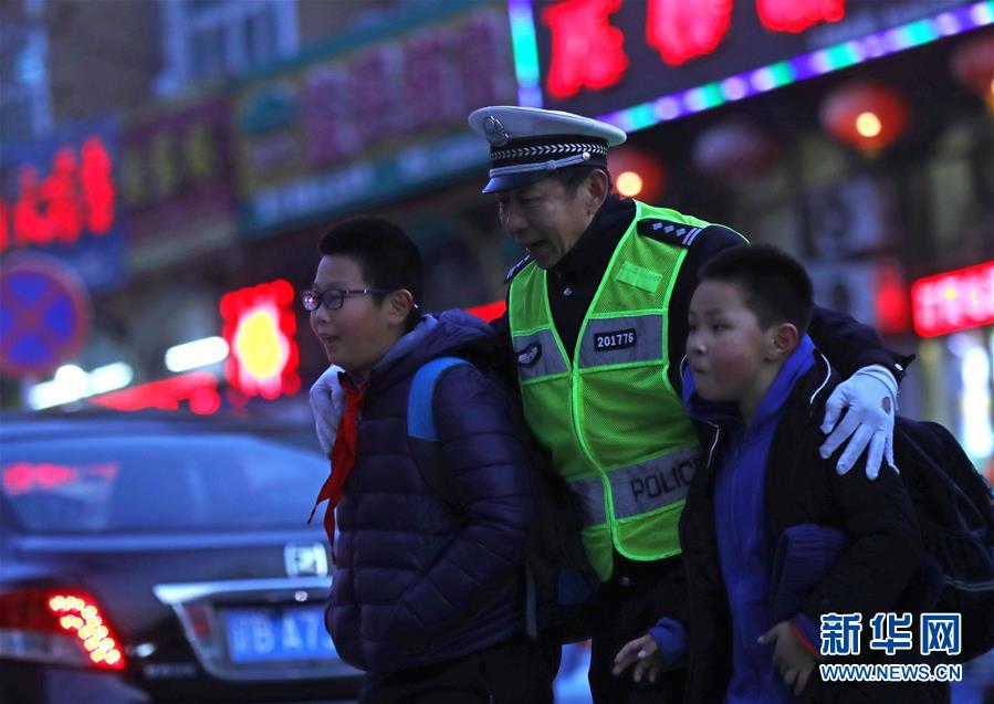 （新春走基層&middot;圖文互動）（2）老楊貓腰護學(xué)：20米走了33年