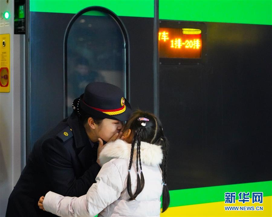 （新春走基層&middot;圖文互動(dòng)）（3）站臺(tái)上的&ldquo;兩塊表&rdquo;