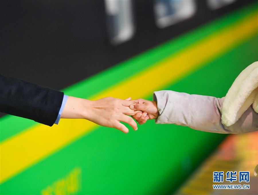 （新春走基層&middot;圖文互動(dòng)）（5）站臺(tái)上的&ldquo;兩塊表&rdquo;