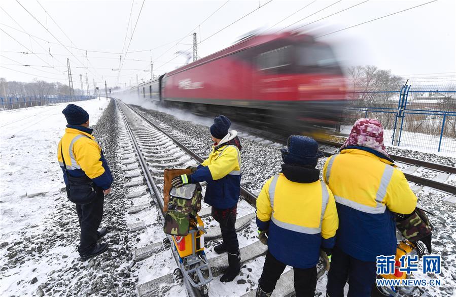 （新春走基層）（9）嚴(yán)寒下的&ldquo;鐵路醫(yī)生&rdquo;：風(fēng)雪中守護(hù)回家路