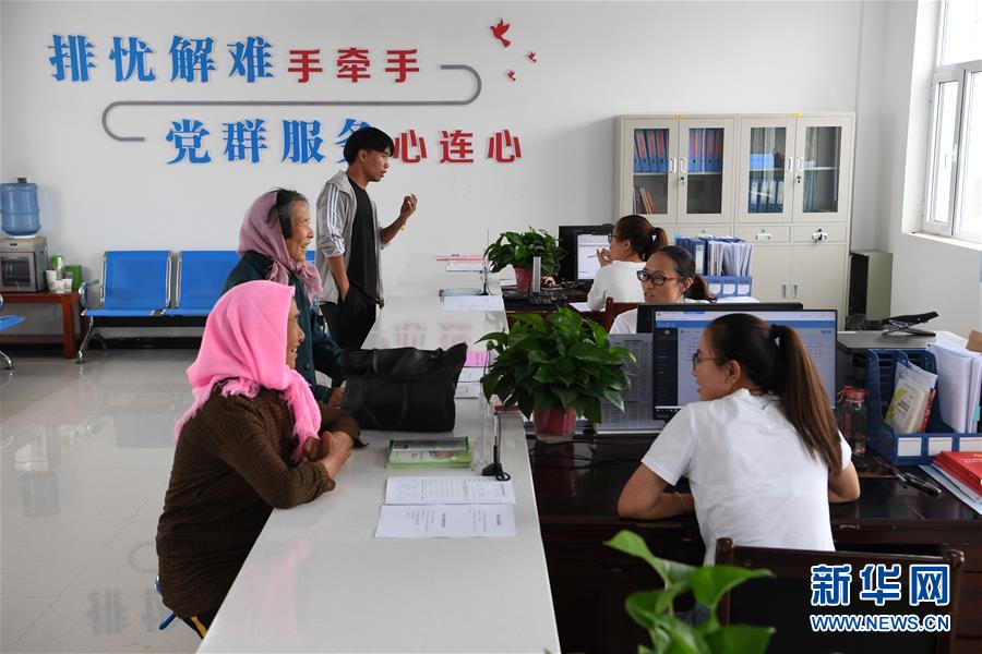 （新華全媒頭條&middot;圖文互動）（4）為基層松綁減負　促干部擔(dān)當(dāng)作為&mdash;&mdash;以習(xí)近平同志為核心的黨中央推進&ldquo;基層減負年&rdquo;工作綜述