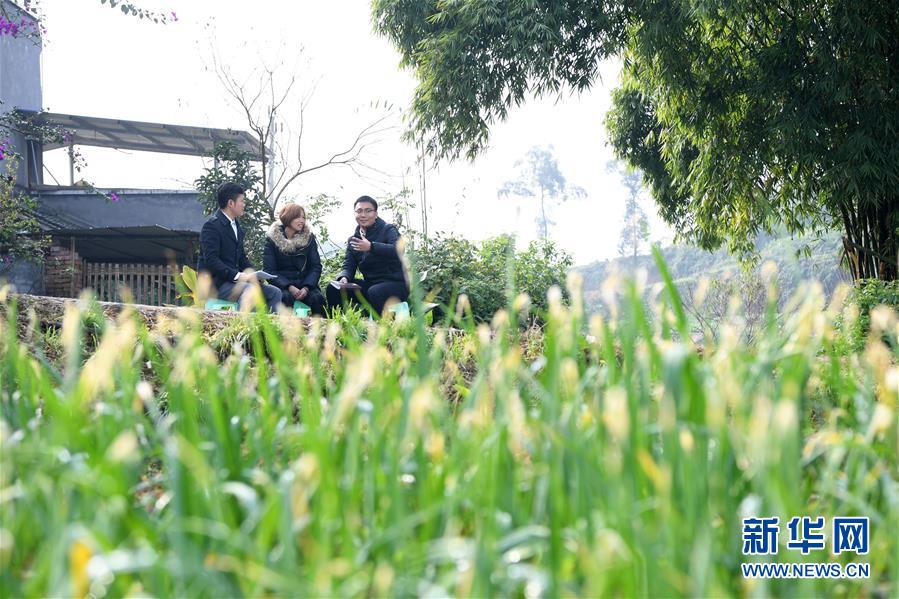 （新華全媒頭條&middot;圖文互動）（12）為基層松綁減負　促干部擔(dān)當(dāng)作為&mdash;&mdash;以習(xí)近平同志為核心的黨中央推進&ldquo;基層減負年&rdquo;工作綜述