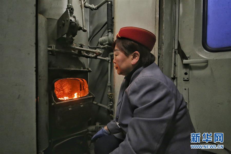 （新春走基層&middot;圖文互動(dòng)）（2）小康路上，與&ldquo;小慢車&rdquo;同行&mdash;&mdash;長(zhǎng)白山區(qū)綠皮火車二三事