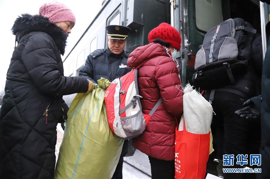 （新春走基層&middot;圖文互動(dòng)）（4）小康路上，與&ldquo;小慢車&rdquo;同行&mdash;&mdash;長(zhǎng)白山區(qū)綠皮火車二三事