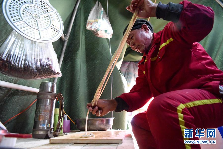 （新春走基層&middot;圖文互動）（7）大漠中，一頂帳篷守歲五年