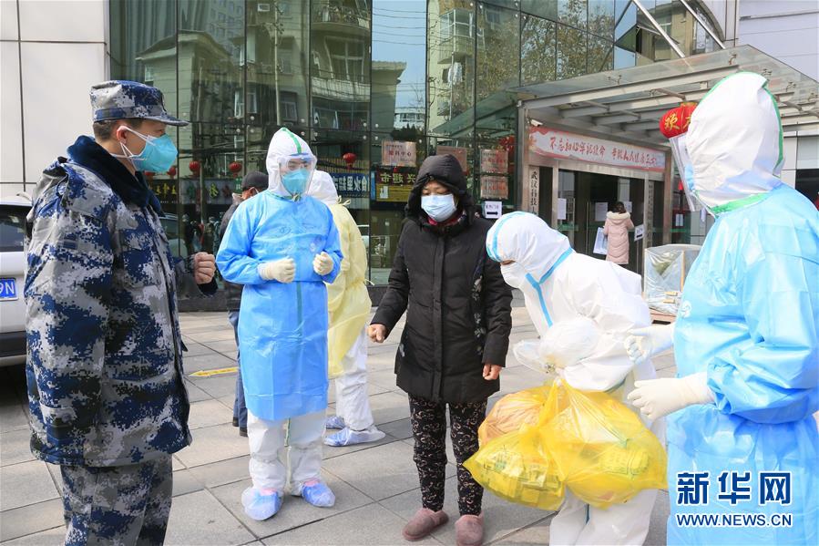 （新華全媒頭條&middot;圖文互動(dòng)）（1）黨旗，高高飄揚(yáng)在防控疫情斗爭(zhēng)第一線&mdash;&mdash;各級(jí)黨組織和廣大黨員干部投身疫情防控阻擊戰(zhàn)紀(jì)實(shí)