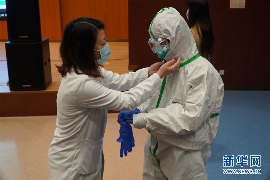 （聚焦疫情防控&middot;圖文互動(dòng)）（3）無(wú)法握手，但始終并肩