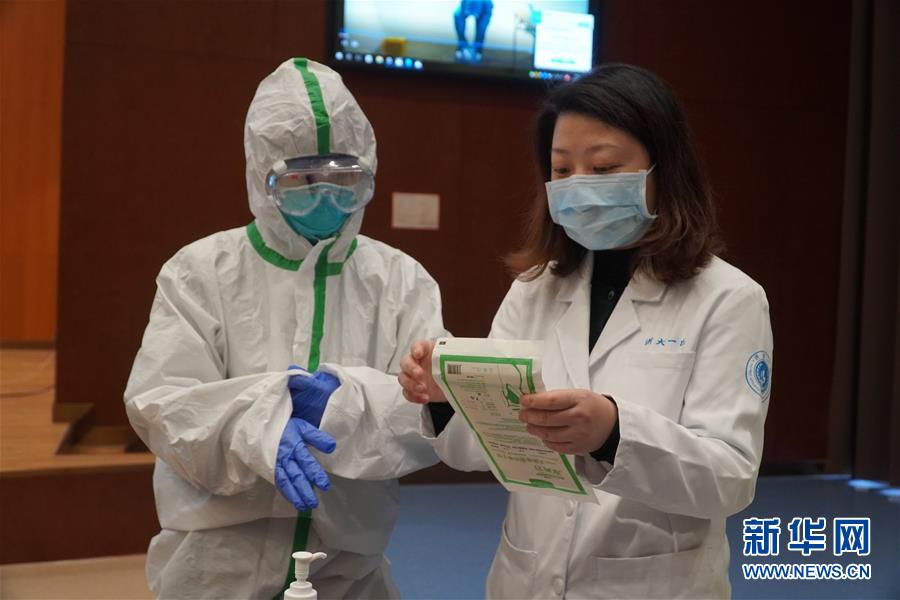 （聚焦疫情防控&middot;圖文互動(dòng)）（4）無(wú)法握手，但始終并肩