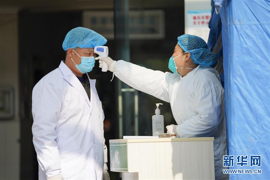 (聚焦疫情防控·圖文互動(dòng))(5)一對(duì)抗疫夫妻的“一線(xiàn)連軸轉(zhuǎn)”