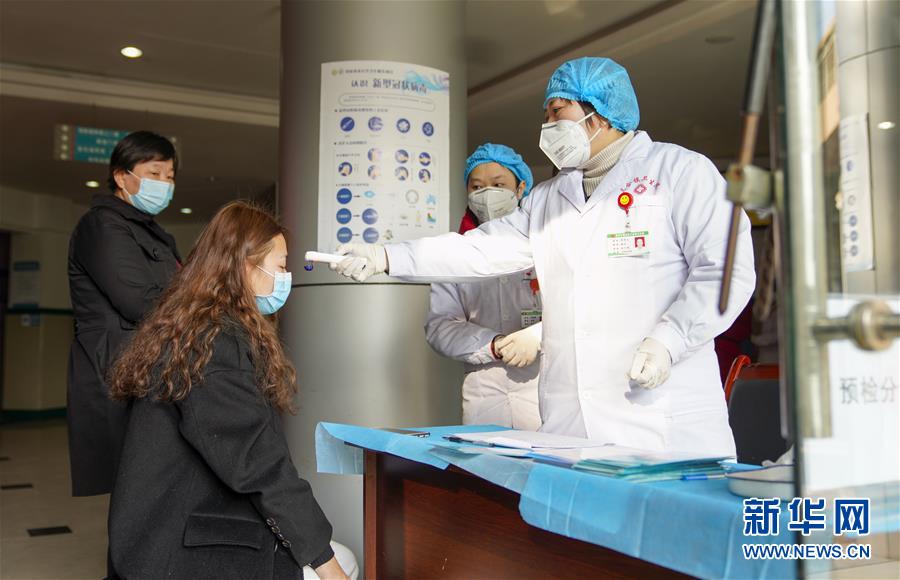 (聚焦疫情防控·圖文互動(dòng))(6)一對(duì)抗疫夫妻的“一線(xiàn)連軸轉(zhuǎn)”