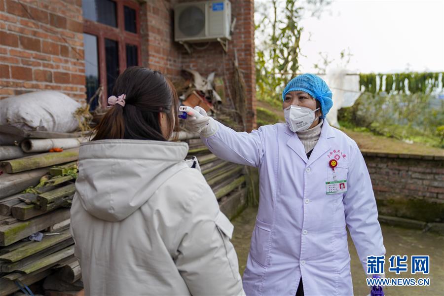 (聚焦疫情防控·圖文互動(dòng))(7)一對(duì)抗疫夫妻的“一線(xiàn)連軸轉(zhuǎn)”