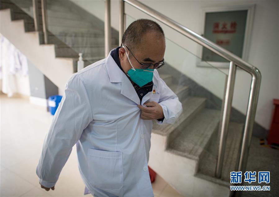 （新華全媒頭條&middot;聚焦疫情防控&middot;圖文互動(dòng)）（1）拼漸凍生命 與疫魔競速&mdash;&mdash;記疫情&ldquo;風(fēng)暴眼&rdquo;中武漢金銀潭醫(yī)院院長張定宇