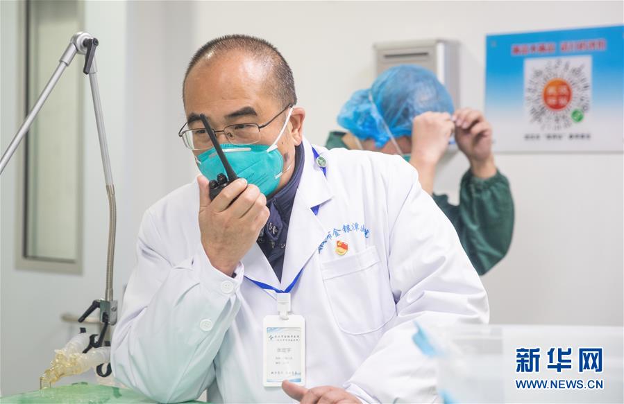 （新華全媒頭條&middot;聚焦疫情防控&middot;圖文互動(dòng)）（13）拼漸凍生命 與疫魔競速&mdash;&mdash;記疫情&ldquo;風(fēng)暴眼&rdquo;中武漢金銀潭醫(yī)院院長張定宇