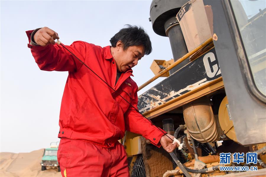 （新春走基層&middot;圖文互動）（4）特寫：與車為伴，獨行沙海