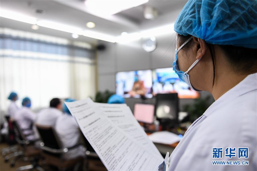（聚焦疫情防控&middot;圖文互動）（7）特寫：遠程醫(yī)療中心里的生命接力