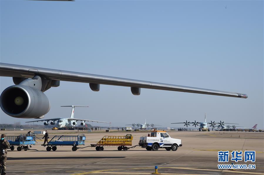 （聚焦疫情防控&middot;圖文互動）（4）空軍第四次向武漢大規(guī)?？者\醫(yī)療隊員和物資