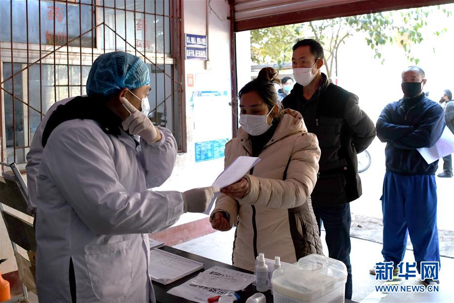 （抓好經(jīng)濟發(fā)展 應(yīng)對復雜局面&middot;圖文互動）（3）2500萬農(nóng)民工如何安全返崗？&mdash;&mdash;農(nóng)民工大省四川復工觀察