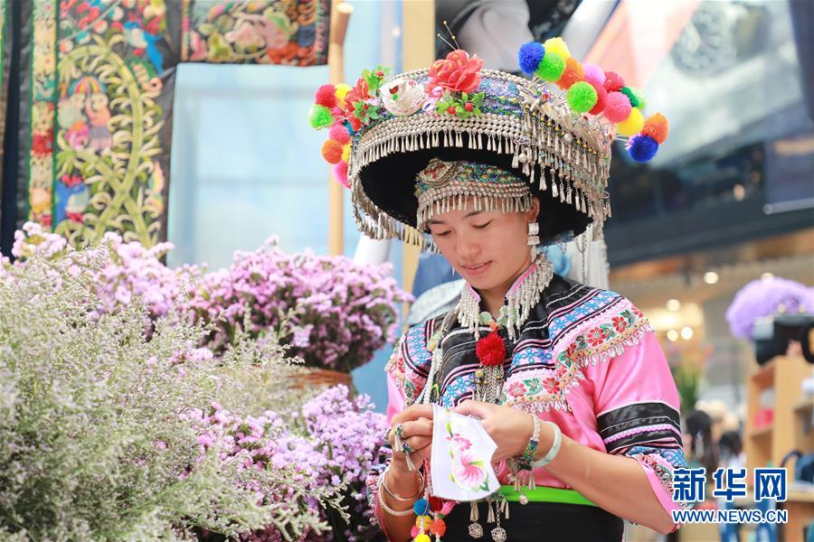 （脫貧攻堅(jiān)風(fēng)采錄&middot;帶頭人&middot;圖文互動(dòng)）（5）背著娃繡著花 養(yǎng)活自己養(yǎng)活家&mdash;&mdash;夏華和13000名大山繡娘的&ldquo;中國夢(mèng)&rdquo;