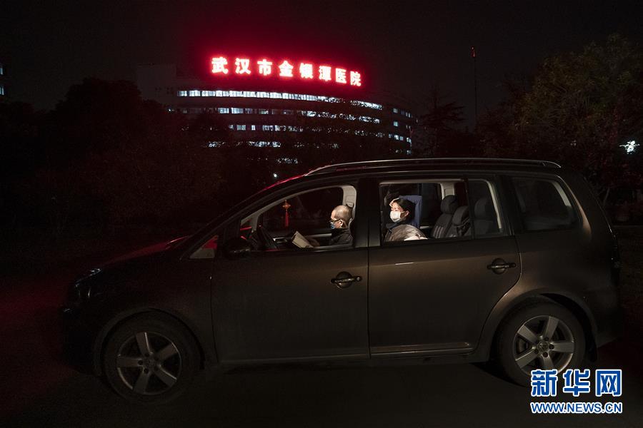 （一線抗疫群英譜&middot;圖文互動）（1）特寫：為節(jié)省10分鐘，這對醫(yī)護(hù)夫妻&ldquo;以車為家&rdquo;