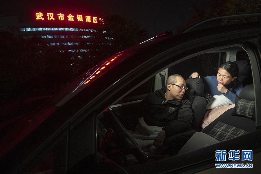 （一線抗疫群英譜&middot;圖文互動）（3）特寫：為節(jié)省10分鐘，這對醫(yī)護(hù)夫妻&ldquo;以車為家&rdquo;