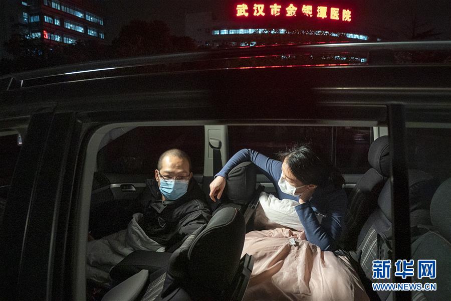（一線抗疫群英譜&middot;圖文互動）（4）特寫：為節(jié)省10分鐘，這對醫(yī)護(hù)夫妻&ldquo;以車為家&rdquo;
