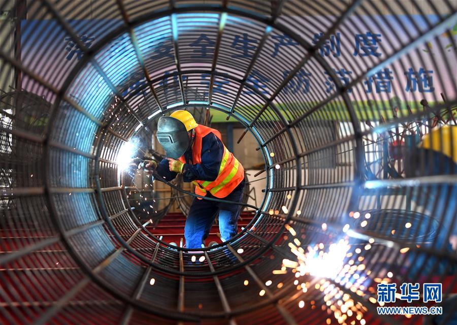 （新華全媒頭條&middot;圖文互動(dòng)）（17）磨難壓不垮 奮起正當(dāng)時(shí)&mdash;&mdash;習(xí)近平總書(shū)記在統(tǒng)籌推進(jìn)新冠肺炎疫情防控和經(jīng)濟(jì)社會(huì)發(fā)展工作部署會(huì)議上的重要講話振奮人心凝聚力量