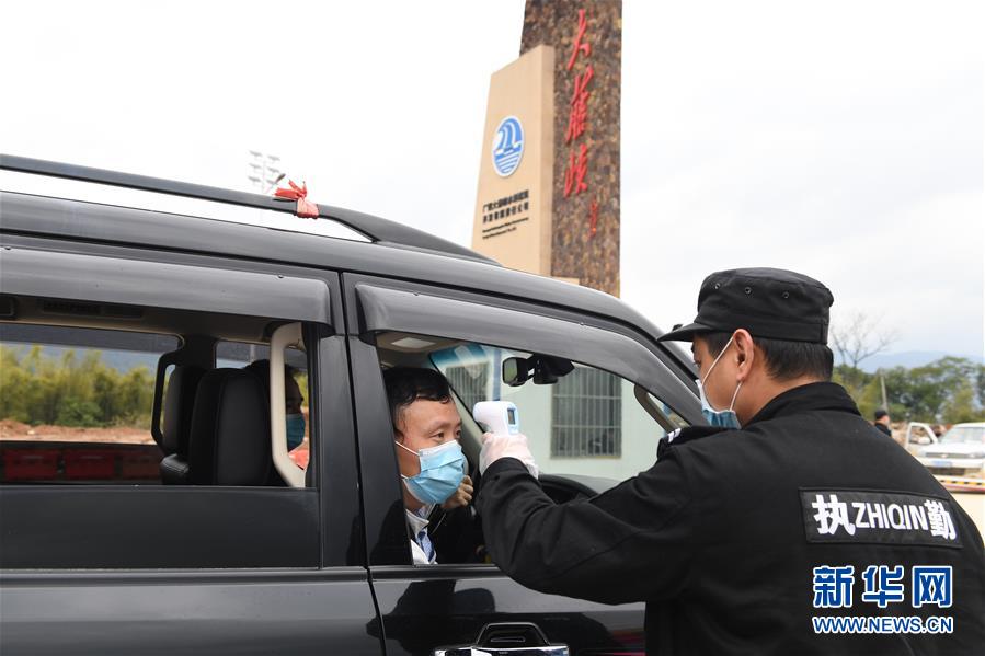 （抓好經(jīng)濟發(fā)展 應(yīng)對復(fù)雜局面&middot;圖文互動）（3）把疫情造成的損失降到最小&mdash;&mdash;廣西生產(chǎn)一線見聞