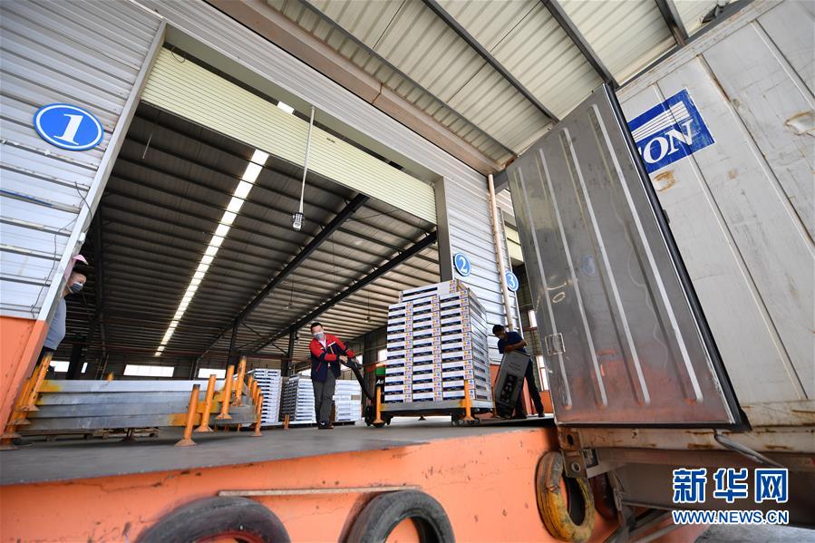 （圖文互動(dòng)）（2）展會(huì)變直播 員工變網(wǎng)紅&mdash;&mdash;千億元家具產(chǎn)業(yè)別樣復(fù)工復(fù)產(chǎn)路