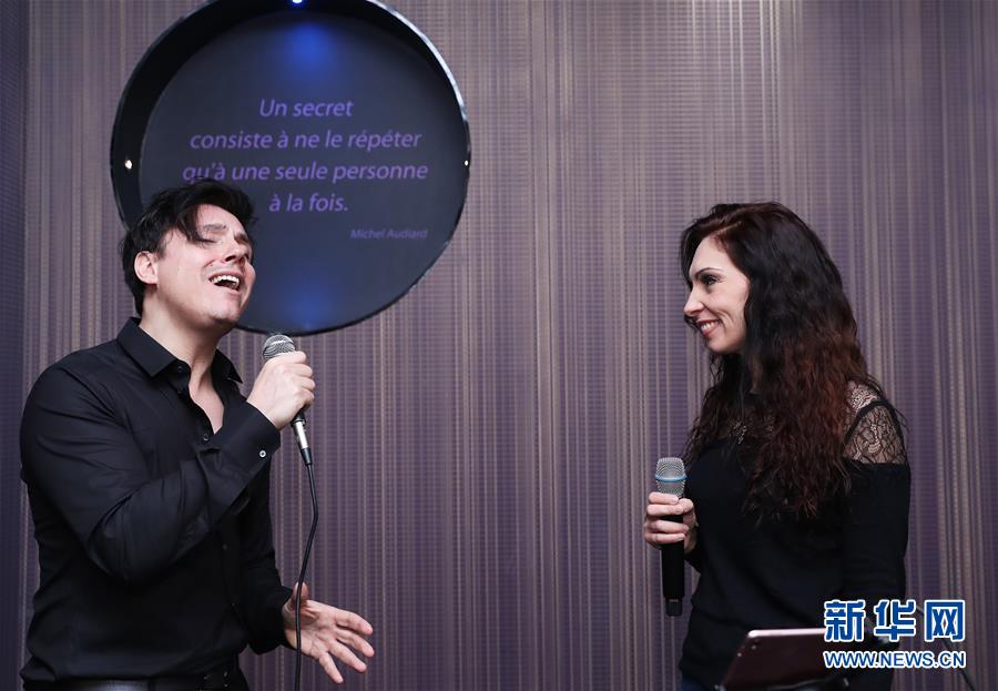 （國際&middot;圖文互動）（2）通訊：手牽手，我們共同驅(qū)散陰霾&mdash;&mdash;法國音樂人創(chuàng)作抗疫歌曲背后的故事