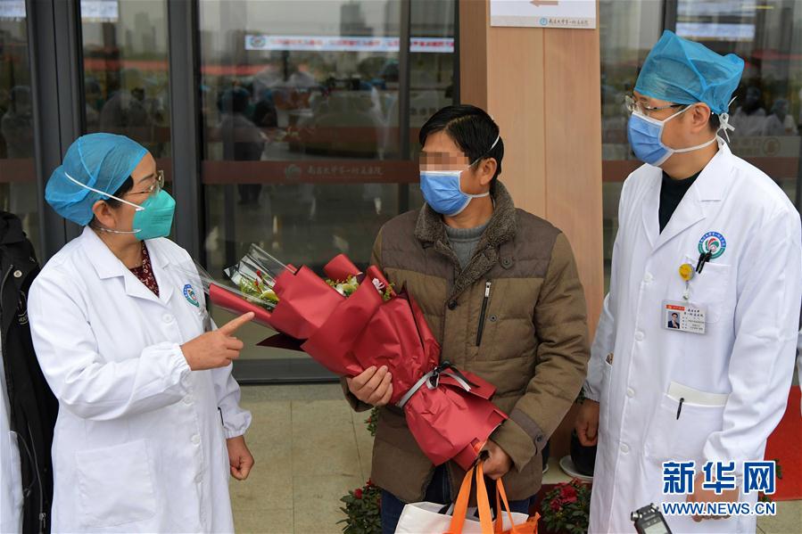 （在習近平新時代中國特色社會主義思想指引下&mdash;&mdash;新時代新作為新篇章&middot;習近平總書記關(guān)切事&middot;圖文互動）（10）口罩擋不住你的美&mdash;&mdash;戰(zhàn)&ldquo;疫&rdquo;一線巾幗掠影