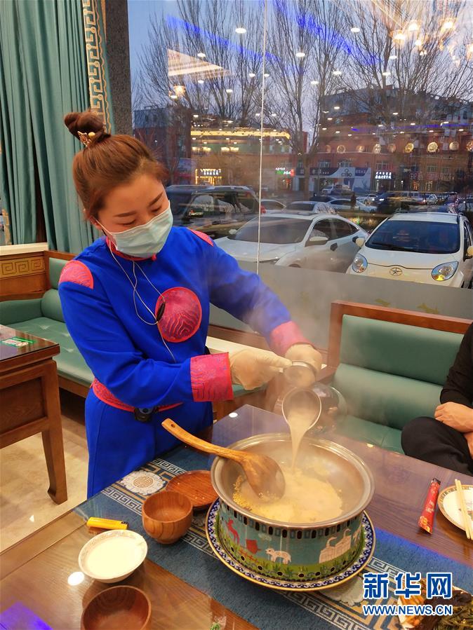 （圖文互動）（2）特寫：限人數(shù)、分餐吃、用公筷&mdash;&mdash;偏遠小城&ldquo;吃飯&rdquo;見聞