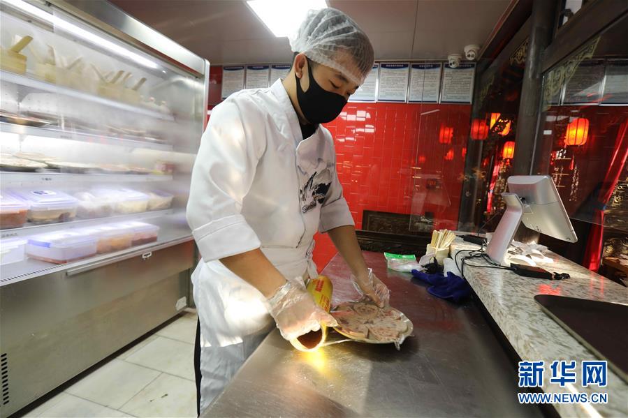 （圖文互動）（4）特寫：限人數(shù)、分餐吃、用公筷&mdash;&mdash;偏遠小城&ldquo;吃飯&rdquo;見聞