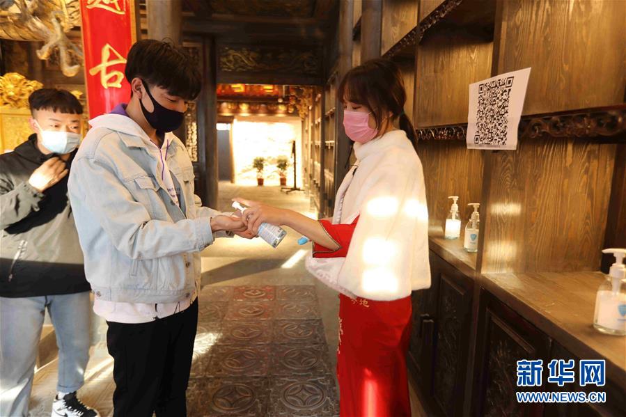 （圖文互動）（5）特寫：限人數(shù)、分餐吃、用公筷&mdash;&mdash;偏遠小城&ldquo;吃飯&rdquo;見聞