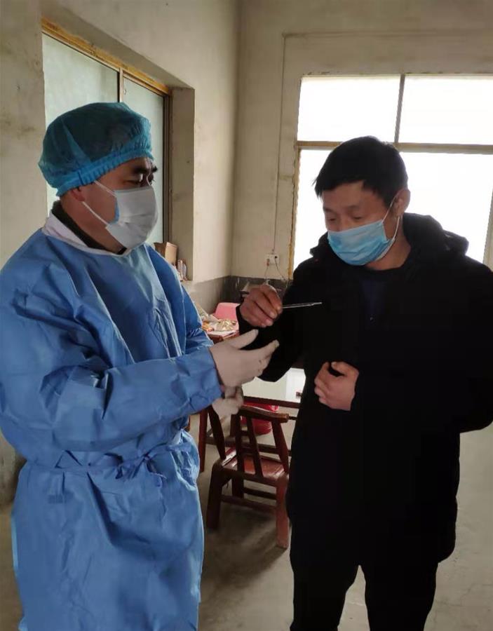 (聚焦疫情防控·圖文互動)(1)一位鄉(xiāng)村醫(yī)生和他的疫情排查“突擊隊”