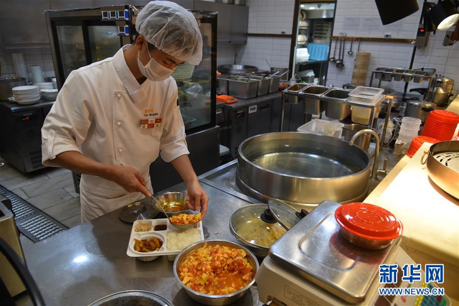 （聚焦復工復產(chǎn)&middot;圖文互動）（5）觸網(wǎng)接單、開發(fā)簡餐、直播賣貨&mdash;&mdash;餐企換招自救