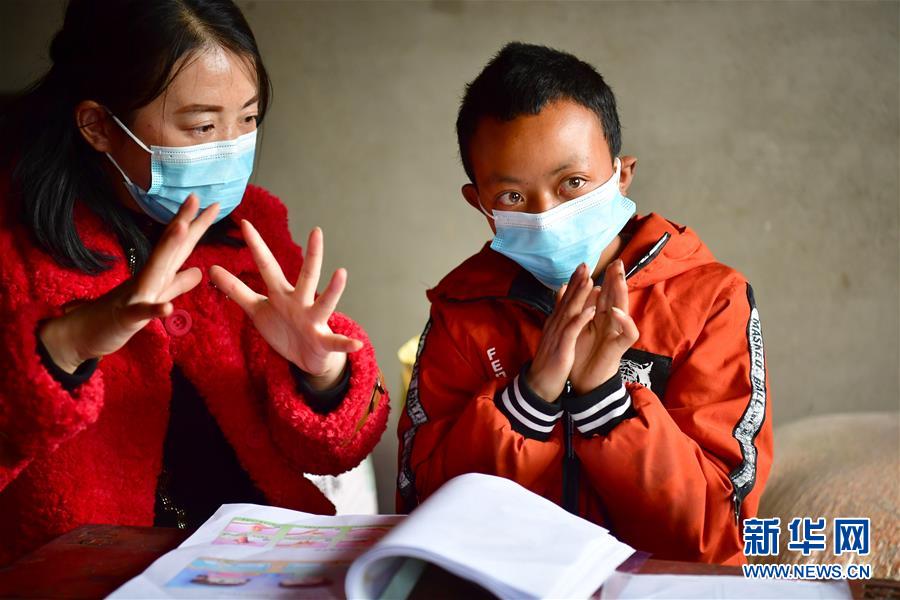 （決戰(zhàn)決勝脫貧攻堅(jiān)&middot;圖文互動）（1）特寫：疫情下的一堂特殊送教上門課