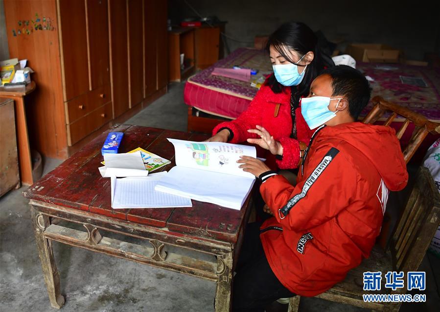 （決戰(zhàn)決勝脫貧攻堅(jiān)&middot;圖文互動）（3）特寫：疫情下的一堂特殊送教上門課