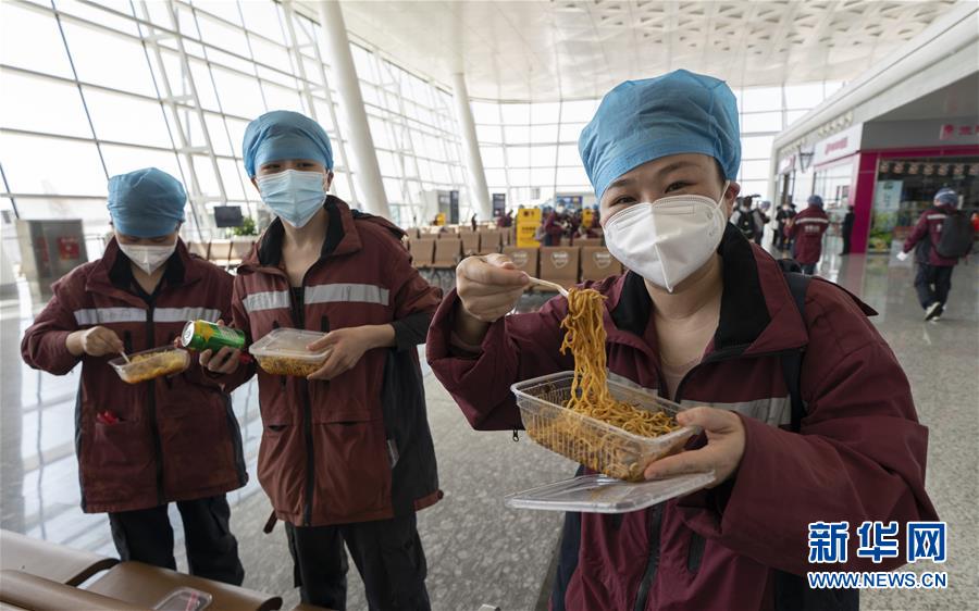 （新華全媒頭條&middot;圖文互動）（13）最美逆行者，武漢永遠記得你！&mdash;&mdash;首批援鄂醫(yī)療隊返程紀實