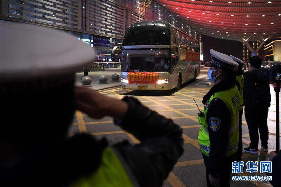 （新華全媒頭條&middot;圖文互動）（15）最美逆行者，武漢永遠記得你！&mdash;&mdash;首批援鄂醫(yī)療隊返程紀實