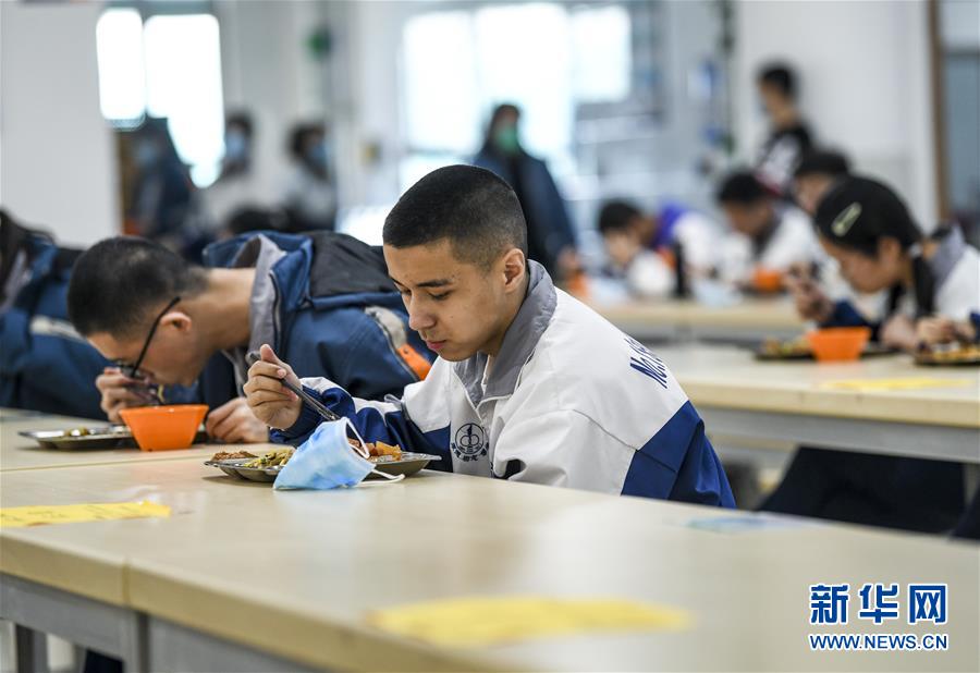 （圖文互動(dòng)）（6）&ldquo;早&rdquo;安同學(xué)，&ldquo;早&rdquo;安老師！&mdash;&mdash;新疆初高中畢業(yè)班復(fù)課一周回訪見聞