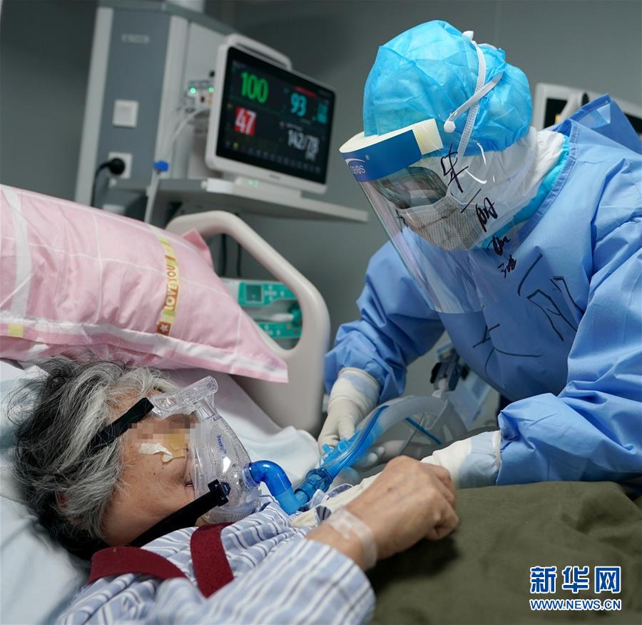 （新華全媒頭條&middot;圖文互動(dòng)）（12）和時(shí)間拼速度 與死神搶生命&mdash;&mdash;火神山醫(yī)院重癥醫(yī)學(xué)一科里的&ldquo;生死戰(zhàn)&rdquo; 