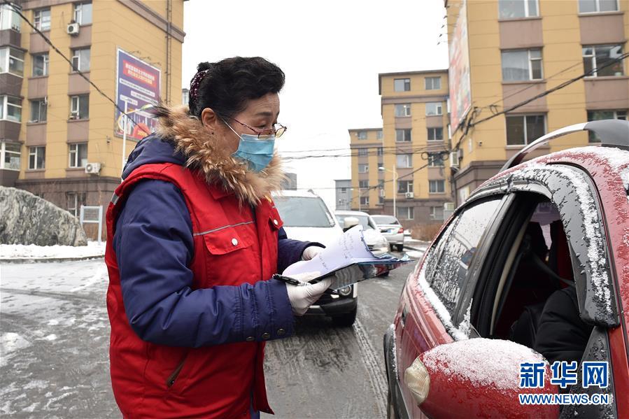 （習近平致敬的戰(zhàn)&ldquo;疫&rdquo;英雄&middot;社區(qū)工作者篇&middot;圖文互動）（1）他們，堅守一線戰(zhàn)風雨