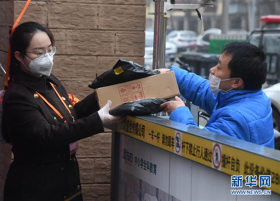 （習近平致敬的戰(zhàn)&ldquo;疫&rdquo;英雄&middot;社區(qū)工作者篇&middot;圖文互動）（3）他們，堅守一線戰(zhàn)風雨